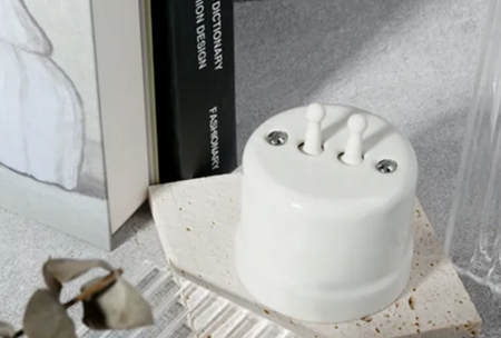 Włącznik ceramiczny natynkowy podwójny schodowy Toogle biały