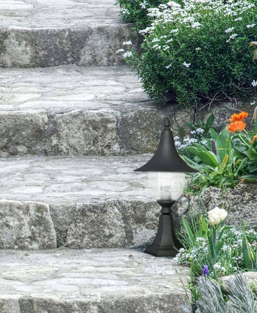 Niska zewnętrzna lampa stojąca latarenka K-8133 CZARNY z serii BOSTON