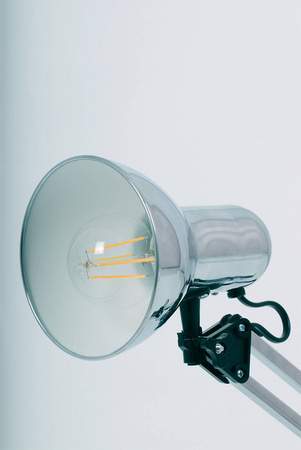 Modernistyczna lampka biurkowa z przegubami K-MT-COSMO CHROM