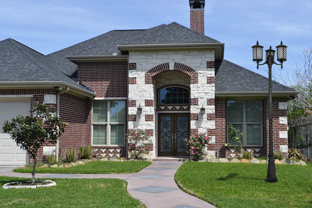 Wysoka lampa ogrodowa do oświetlenia alejek K-8218 z serii CHICAGO