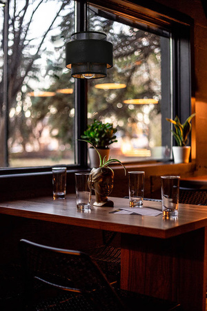 Elegancka lampa wisząca z czarno-złotymi abażurami K-5280 z serii AMOS