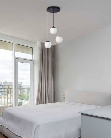 Lampa wisząca z trzema białymi matowymi kloszami K-4746 z serii CAMINA