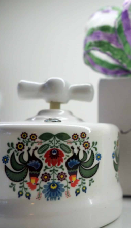 Włącznik ceramiczny obrotowy natynkowy pojedynczy biały ze zdobieniem FOLK