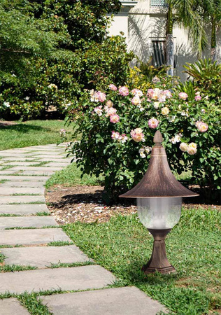 Niska latarenka zewnętrzna do ogrodu K-8128 CZARNY/ZŁOTY z serii BOSTON