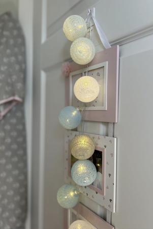 Lampki dekoracyjne COTTON BALLS 20xLED kule błękitne szare na baterie 3xAA