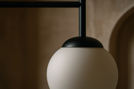 Lampa wisząca z białymi szklanymi kulami nad stół K-4883 z serii FARO