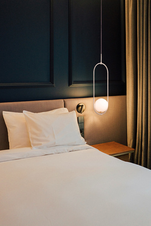 Biała lampa wisząca ze złotym, ozdobnym elementem K-5300 z serii MALTA