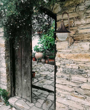 Dekoracyjny kinkiet zewnętrzny K-8125 CZARNY/ZŁOTY z serii BOSTON