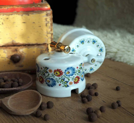Włącznik ceramiczny obrotowy natynkowy pojedynczy biały ze zdobieniem FOLK