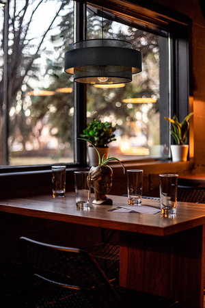 Czarno-złota lampa wisząca z gustownym abażurem K-5281 z serii AMOS