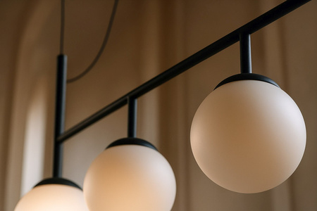 Lampa wisząca z białymi szklanymi kulami nad stół K-4883 z serii FARO