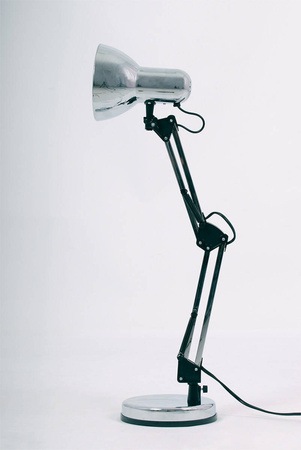 Modernistyczna lampka biurkowa z przegubami K-MT-COSMO CHROM