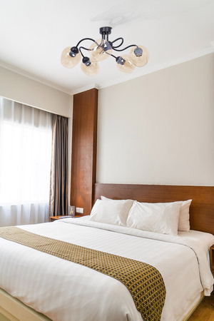 Okazała lampa sufitowa, pięć bursztynowych kloszy K-5191 z serii DIUNA