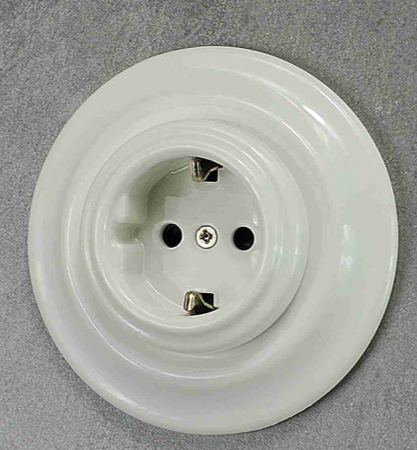 Gniazdo ceramiczne podtynkowe z uziemieniem Schuko białe retro
