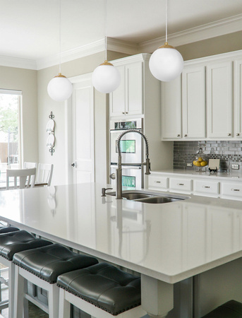 Lampa wisząca w złotym kolorze z białym kloszem K-5420 z serii REA