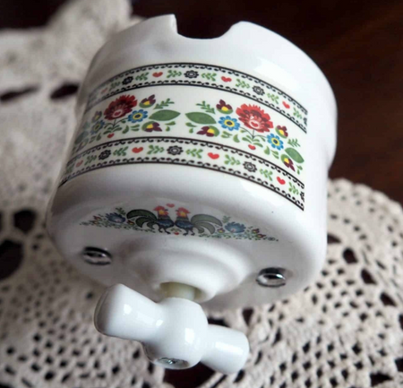 Włącznik ceramiczny obrotowy natynkowy krzyżowy biały ze zdobieniem FOLK