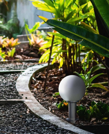 Niska zewnętrzna lampa z okrągłym kloszem K-LP270-450 z serii ANA