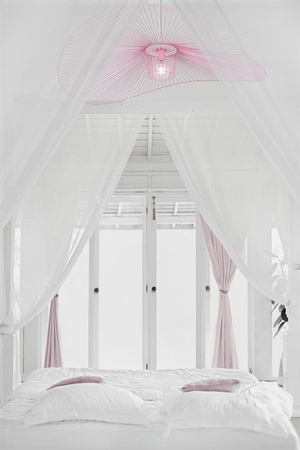 Różowy, druciany, duży żyrandol do salonu KP-21 z serii KAPELUSZ