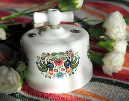 Włącznik ceramiczny obrotowy natynkowy pojedynczy biały ze zdobieniem FOLK