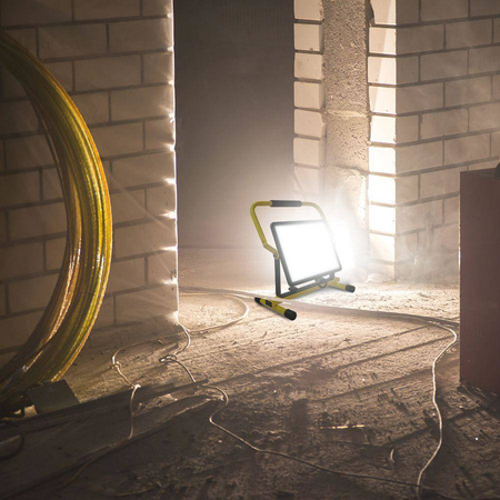 Projektor Naświetlacz Przenośny LED 100W na stojaku z uchwytem + kabel zasilający IP65 4000K