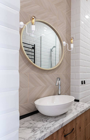 Nietuzinkowa, biała, metalowa lampa ścienna K-4043 z serii PEKA