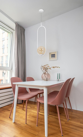 Lampa wisząca w białym kolorze, z kloszem K-5304 z serii ALMA