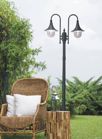 Wysoka zewnętrzna dwuramienna latarnia K-8132 CZARNY z serii BOSTON