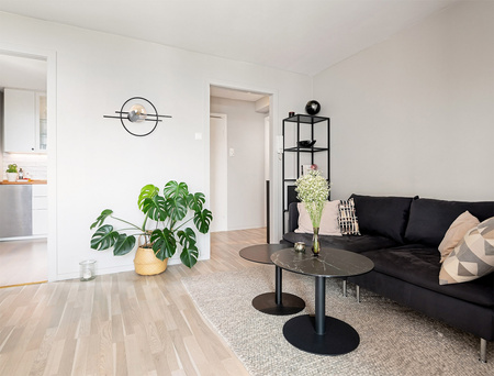 Czarna lampa ścienna z bursztynowym kloszem K-5345 z serii CORSA