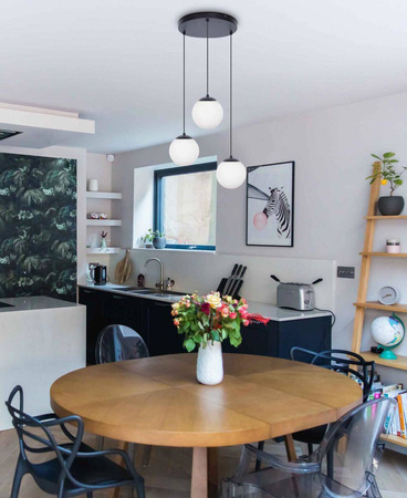 Lampa wisząca z trzema białymi matowymi kloszami K-4746 z serii CAMINA