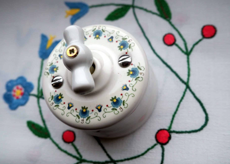 Włącznik ceramiczny obrotowy natynkowy pojedynczy biały ze zdobieniem niebieskim kwiatowym FOLK