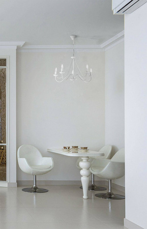 Biała lampa wisząca imitująca świecznik K-3996 z serii BARTEZ II