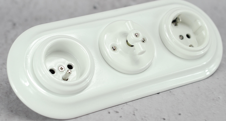 Gniazdo ceramiczne podtynkowe z uziemieniem Schuko białe retro