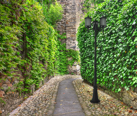 Solidna lampa ogrodowa, latarnia na trzy żarówki K-8213 z serii DETROIT