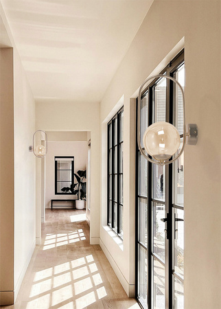 Estetyczny kinkiet ścienny z miodowym kloszem K-5398 z serii SVEN