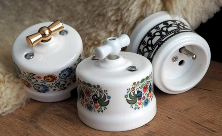 Włącznik ceramiczny obrotowy natynkowy krzyżowy biały ze zdobieniem FOLK