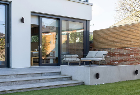 Kinkiet elewacyjny idealny do oświetlenia wejścia K-8204 z serii PRIMA