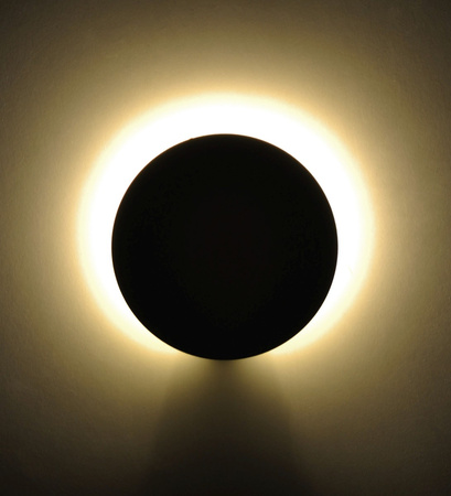 Minimalistyczna lampa ścienna, w kształcie koła K-5320 z serii PERO