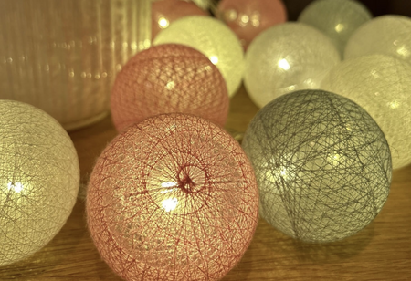 Lampki dekoracyjne COTTON BALLS 20xLED kule różowe szare na baterie 3xAA