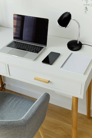 Ponadczasowa, regulowana lampka biurkowa K-MT-200 CZARNY z serii KAJTEK