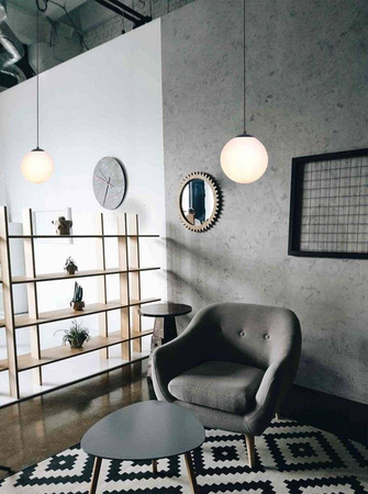 Czarna lampa wisząca z dużym mlecznym kloszem 30 cm K-4922 z serii SAVOY