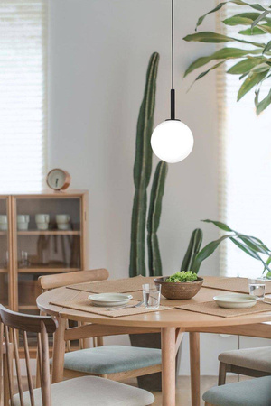 Czarna lampa wisząca z białym kloszem do sypialni K-4885 z serii FARO