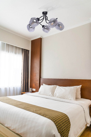 Stylowa lampa sufitowa z pięcioma kloszami K-5196 z serii SARA