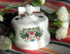 Włącznik ceramiczny obrotowy natynkowy pojedynczy biały ze zdobieniem FOLK