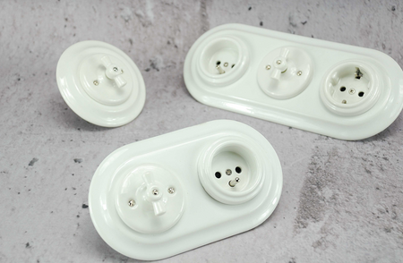 Włącznik ceramiczny obrotowy podtynkowy podwójny świecznikowy biały Retro
