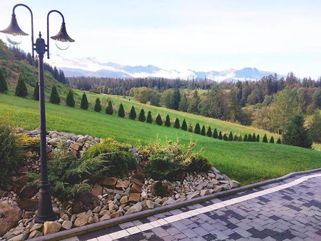 Wysoka zewnętrzna dwuramienna latarnia K-8132 CZARNY z serii BOSTON