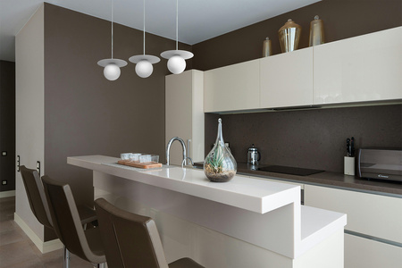 Biała klasyczna lampa wisząca z kloszem K-5430 z serii ROBIN