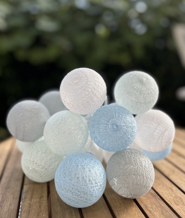 Lampki dekoracyjne COTTON BALLS 20xLED kule błękitne szare na baterie 3xAA