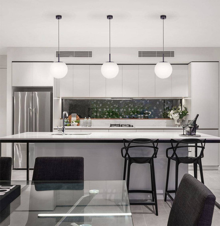 Czarna lampa wisząca z dużym białym kloszem K-4887 z serii FARO