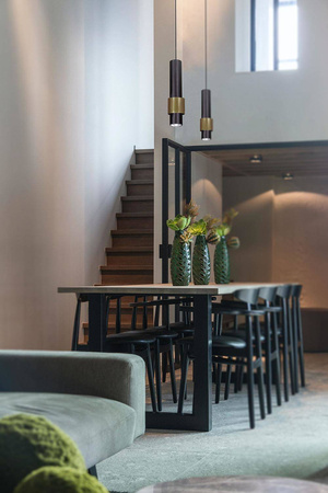 Czarna lampa wisząca tuba ze złotym zdobieniem K-4716 z serii PERN