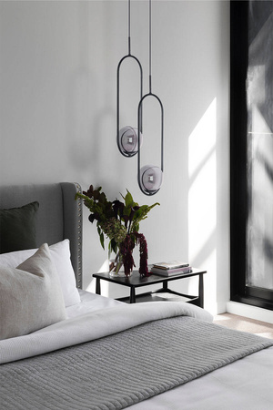 Czarna lampa wisząca elipsa z grafitowym kloszem K-5110 z serii DAVOS